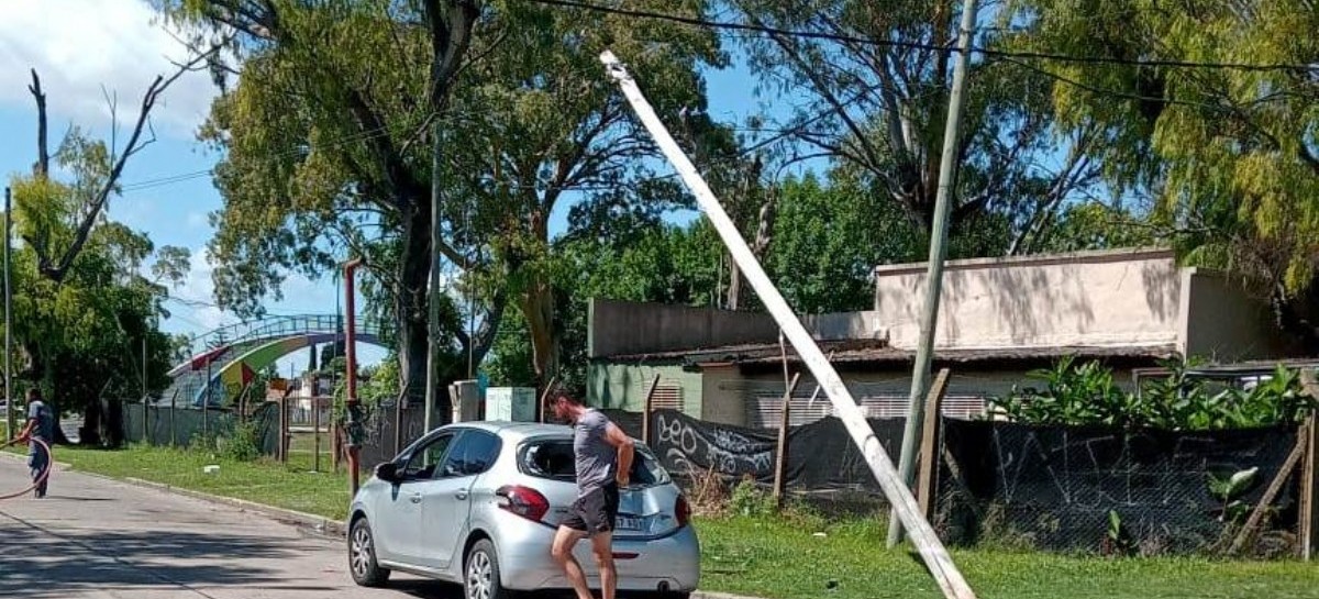 La Plata: fue a practicar estacionamiento con su auto nuevo y casi tira abajo un poste de luz