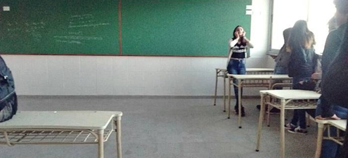 La peor situación: En Bahía Blanca, los alumnos estudian parados por no tener sillas