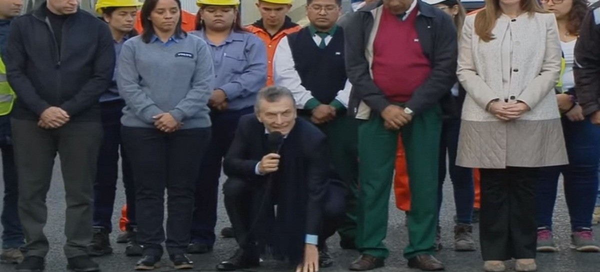 Macri inauguró una nueva obra y volvió a ponerse el chip de los bolsos de López