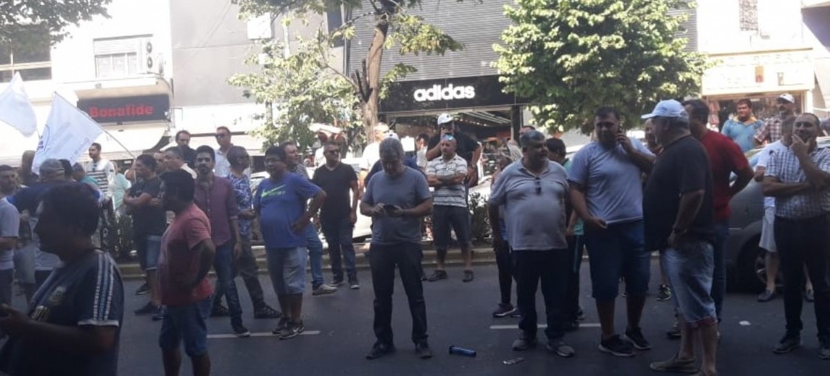 La Plata: Sigue la bronca de remiseros contra el intendente Julio Garro y UBER