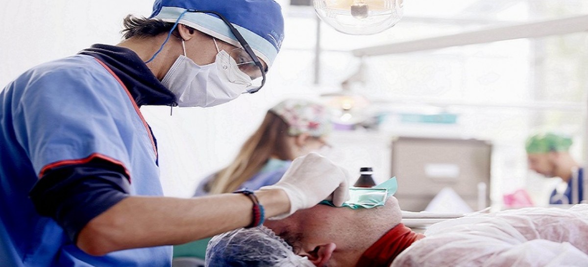 En menos de una hora, el Hospital Odontológico de la UNLP puede realizar un implante