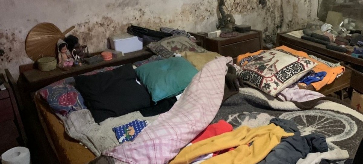 La Plata: la casa donde vive una señora anciana abandonada, según el vecindario, es "de terror"
