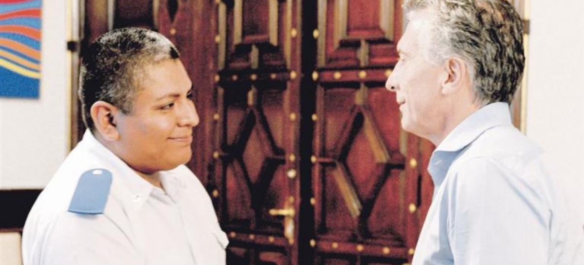 Fuerte gesto político de Macri al recibir al policía que mató un ladrón