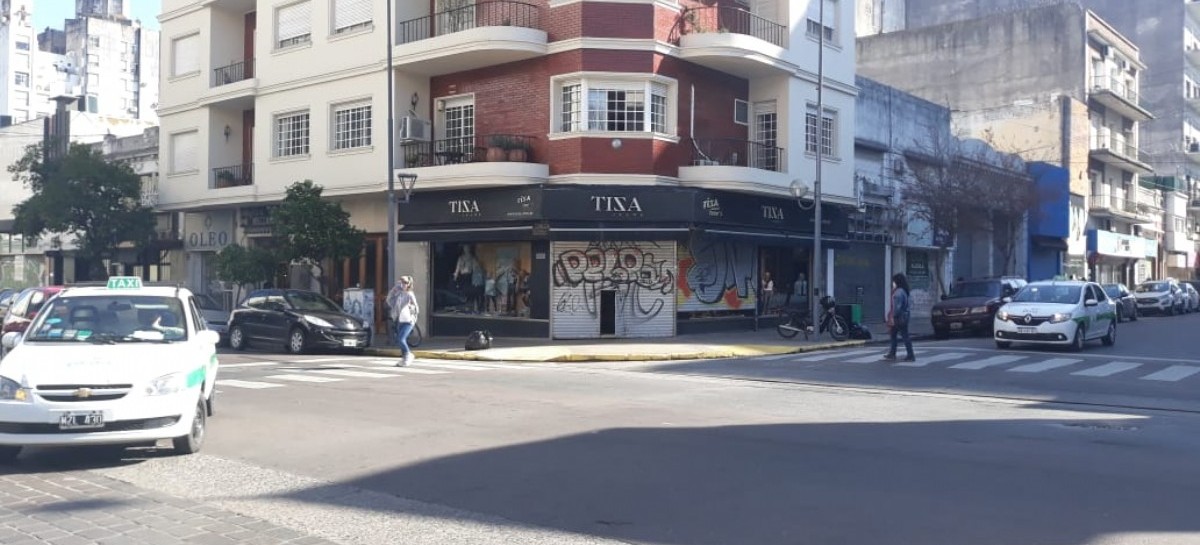 La Plata: persianas a medio abrir, recurso de comerciantes que desafían la cuarentena obligatoria