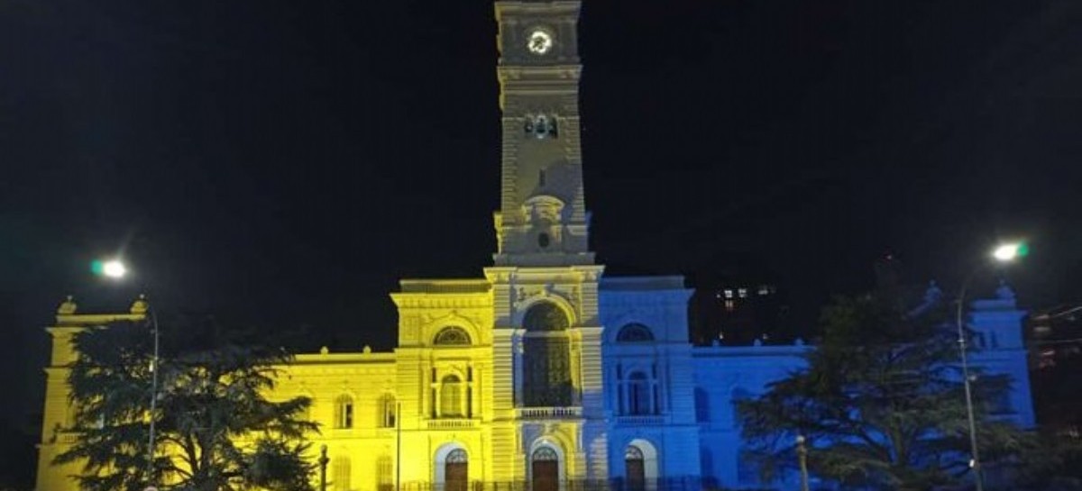 "Ucrania, estamos contigo": el Palacio Municipal de La Plata con colores del país invadido por Rusia