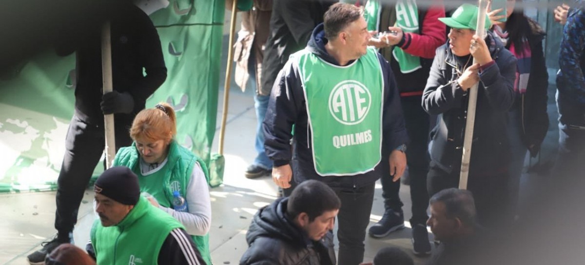 Lanús: durante una marcha de municipales ingresaron por la fuerza a la sede de Gobierno