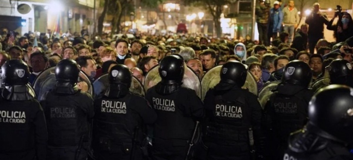 Incidentes frente al domicilio de la vicepresidenta Kirchner, quien repudió el accionar policial