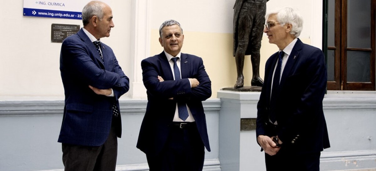 El presidente de YPF fue distinguido en La Plata como Graduado Ilustre