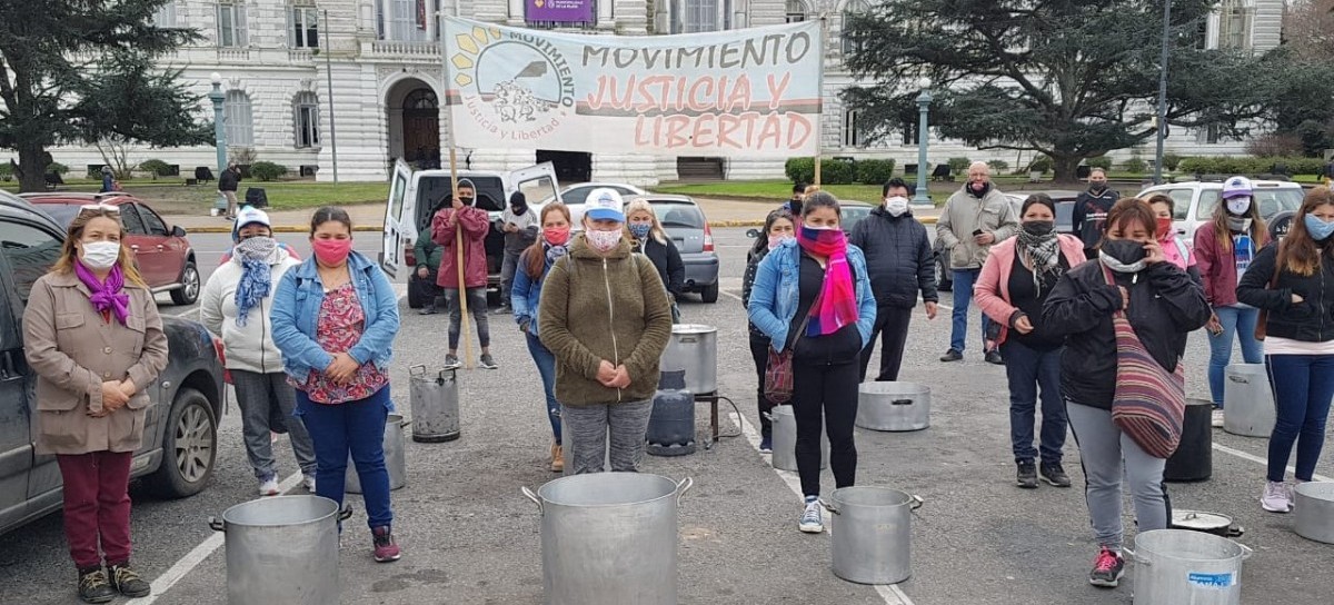 La Plata: desbordados y sin ser escuchados, referentes de comedores populares hicieron un "Ollazo"