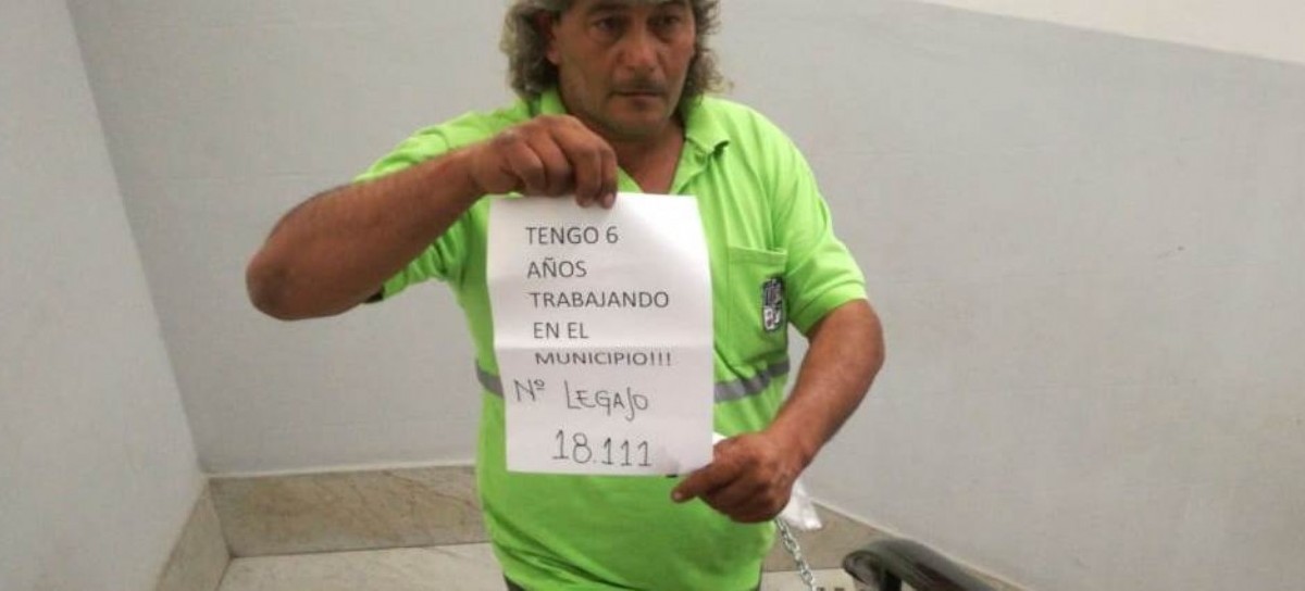 Despidos en el municipio de Pilar: trabajadores se encadenaron en la sede comunal