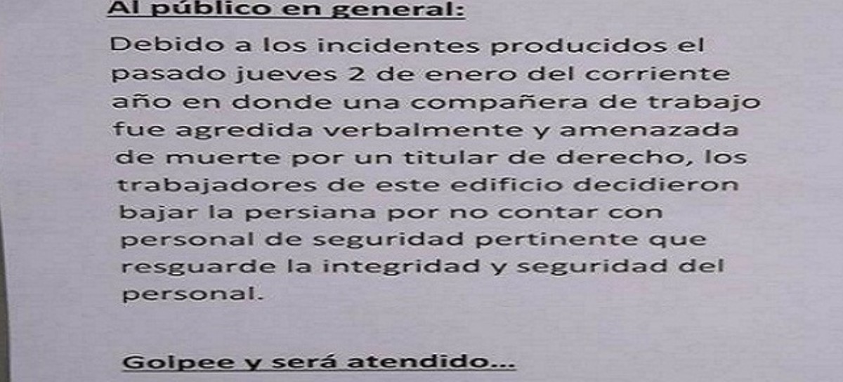 Un sinónimo urgente: "Golpee y será atendido" dice un cartel colocado por trabajadores amenazados