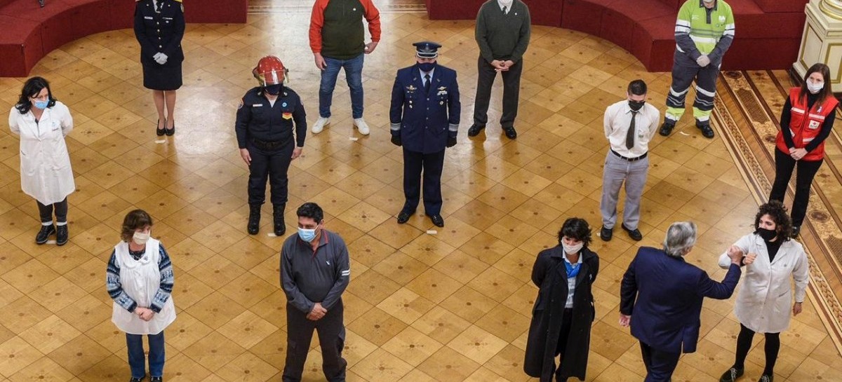 25 de Mayo en Casa Rosada: el presidente Fernández, junto a trabajadores esenciales en la Pandemia