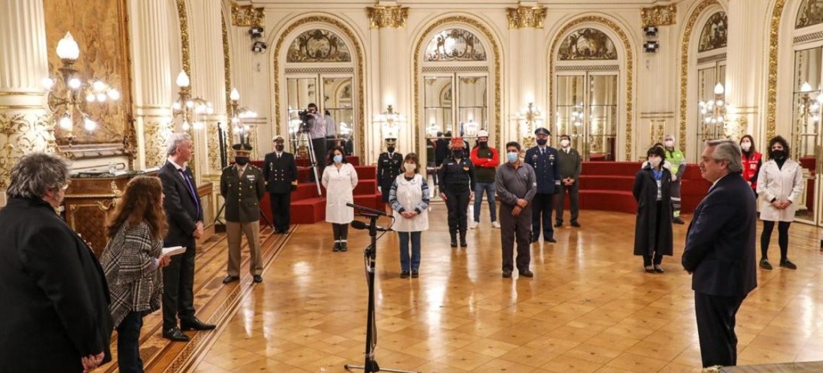 25 de Mayo en Casa Rosada: el presidente Fernández, junto a trabajadores esenciales en la Pandemia