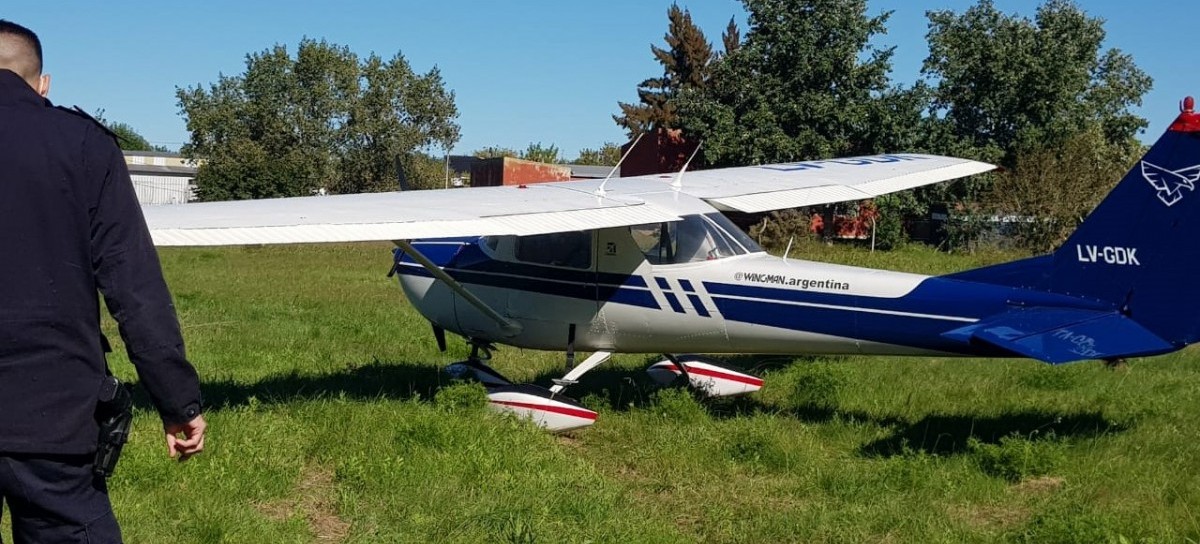 Una avioneta piloteada por un joven de 20 años aterrizó de emergencia en un campo de Los Hornos