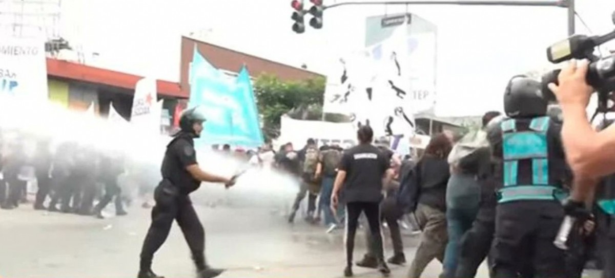 Incidentes y duros enfrentamientos entre militantes y policías en la "Jornada Nacional de Lucha"