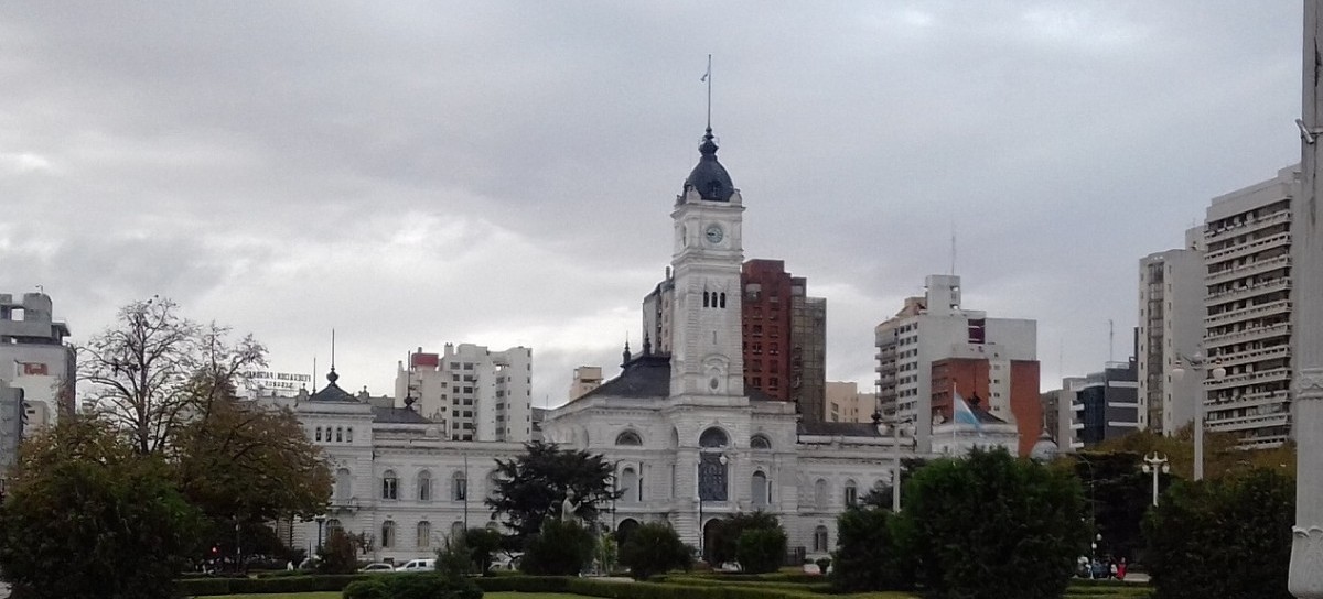 La Plata: por temor al retorno del PJ, el intendente Julio Garro "contiene" a peronistas y massistas