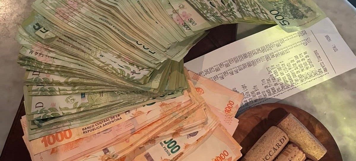 Cobros delirantes y pago con una cantidad de billetes exorbitante: locura inflacionaria en Argentina