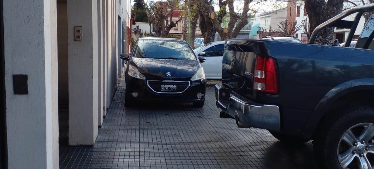 Dueños de una escribanía de La Plata y dueños del espacio público
