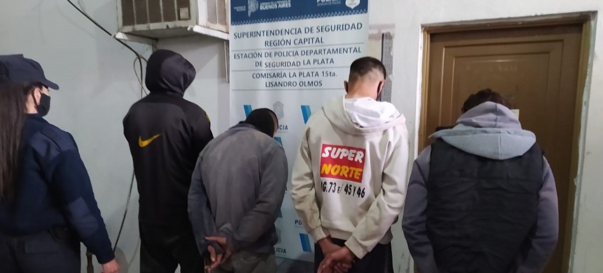 Gomerazos a una comisaría de La Plata: detuvieron a los cuatro atacantes