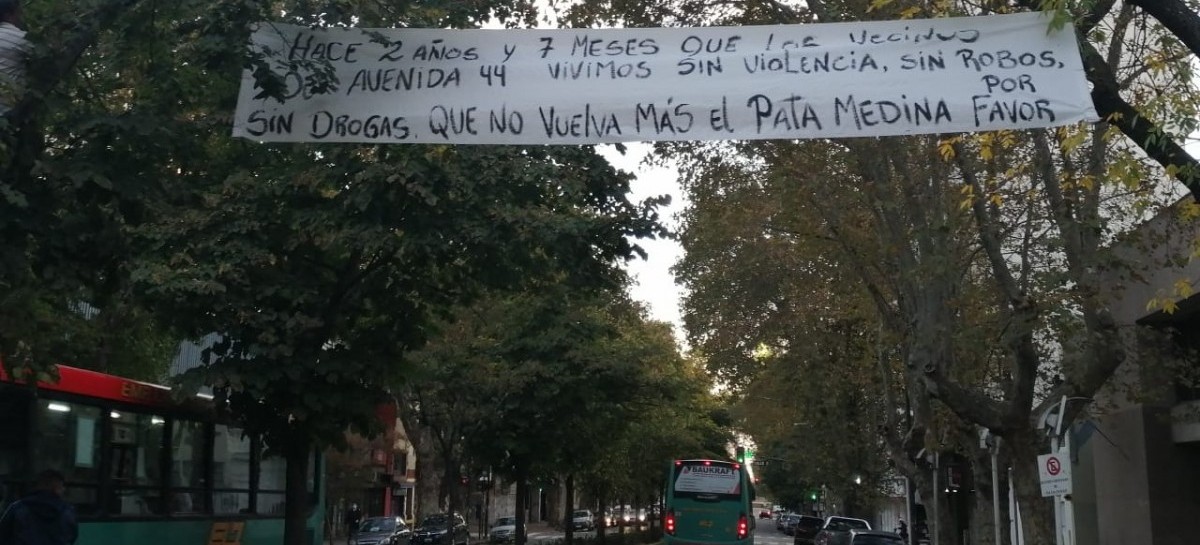 La Plata: de manera sorpresiva, vecinos expresaron su felicidad frente a la ex sede de la UOCRA