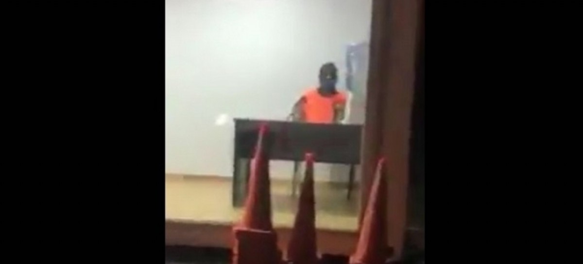 Inédito: En vez de un efectivo, un maniquí de la Bonaerense cuidó a los vecinos de Brandsen