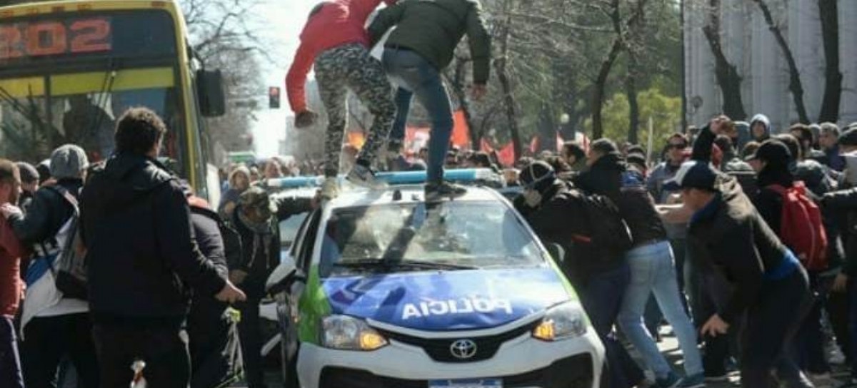 Imágenes de un día de furia entre trabajadores del Astillero Río Santiago y la Policía Bonaerense