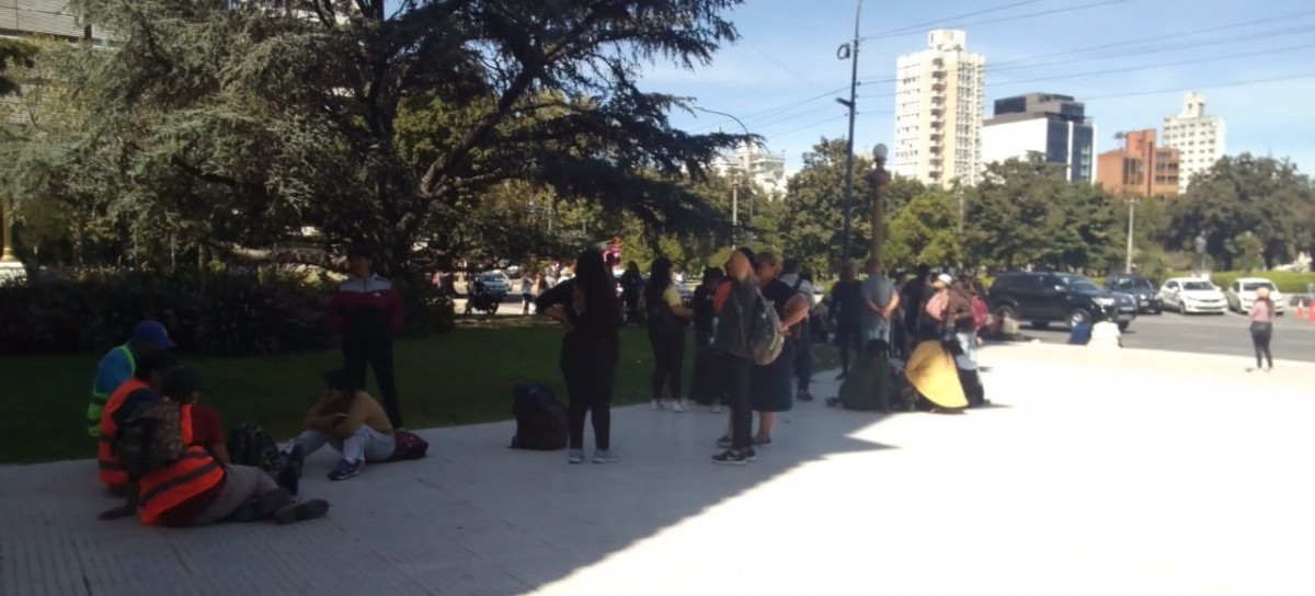 Un nuevo conflicto laboral llegó hasta la puerta de la municipalidad de La Plata