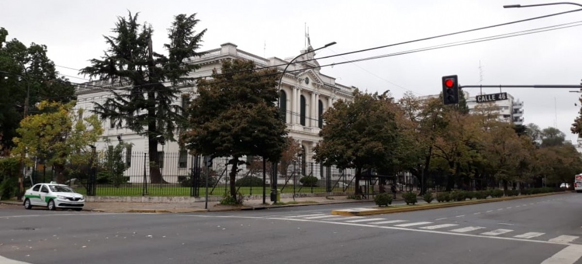 La Plata: empresarios se oponen al cambio de horario bancario durante el verano