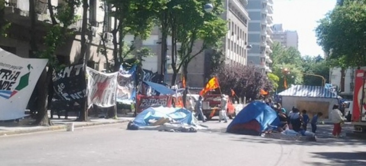 Respiro para Arroyo: Los manifestantes mudaron las carpas a las veredas de la Municipalidad