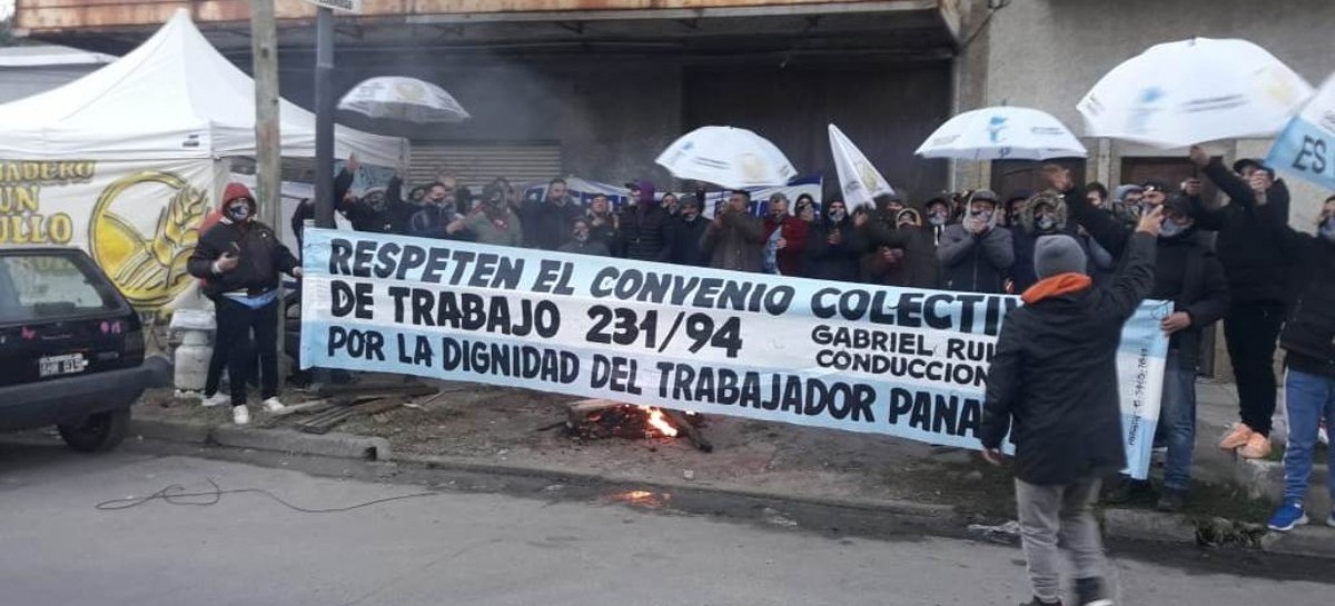 Lanús: el Sindicato de Panaderos protestó frente a una panadería mayorista con trabajadores en negro