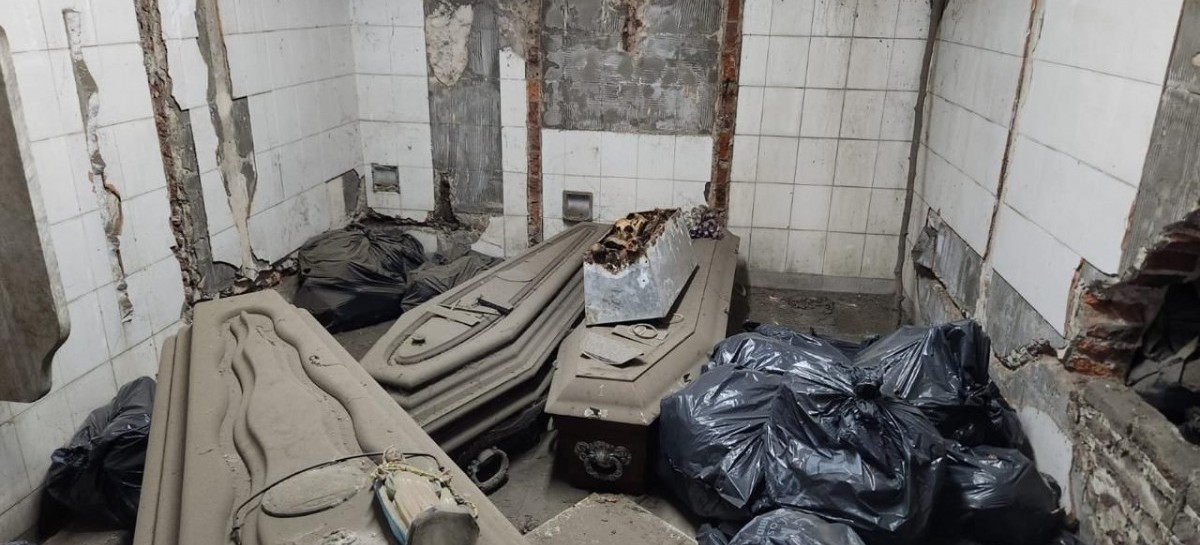 Cementerio de La Plata: encuentran más de 500 ataúdes abandonados y 200 bolsas con restos humanos
