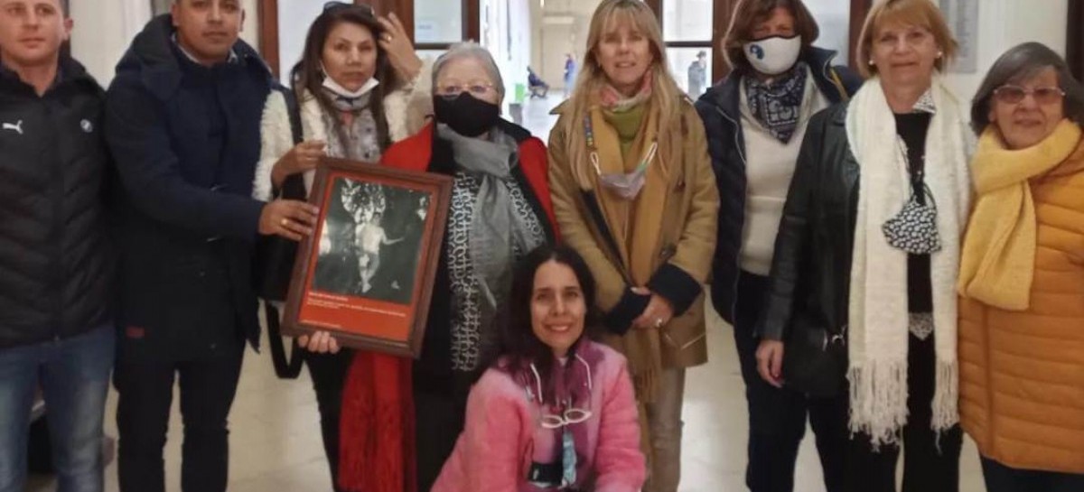 La Fundación FUDESO, en el marco del #NiUnaMenos, participó de la colocación de un Banco Rojo