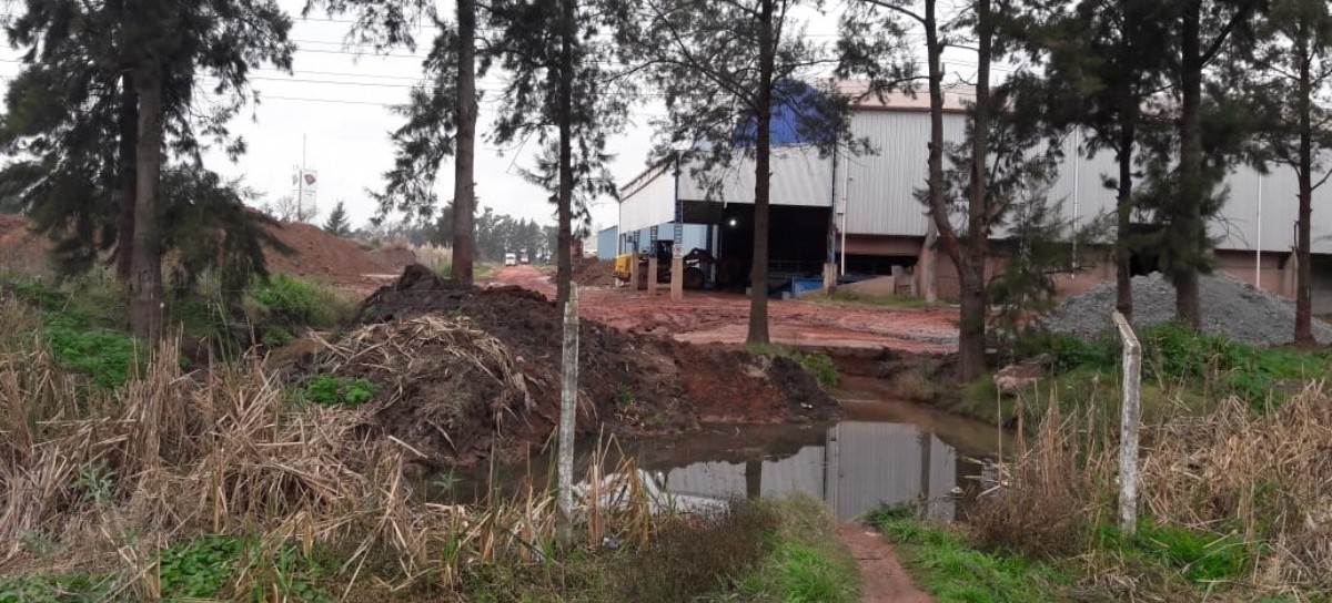 Vecinos aislados en La Plata: Quitan un puente por iniciativa de una empresa y un delegado municipal