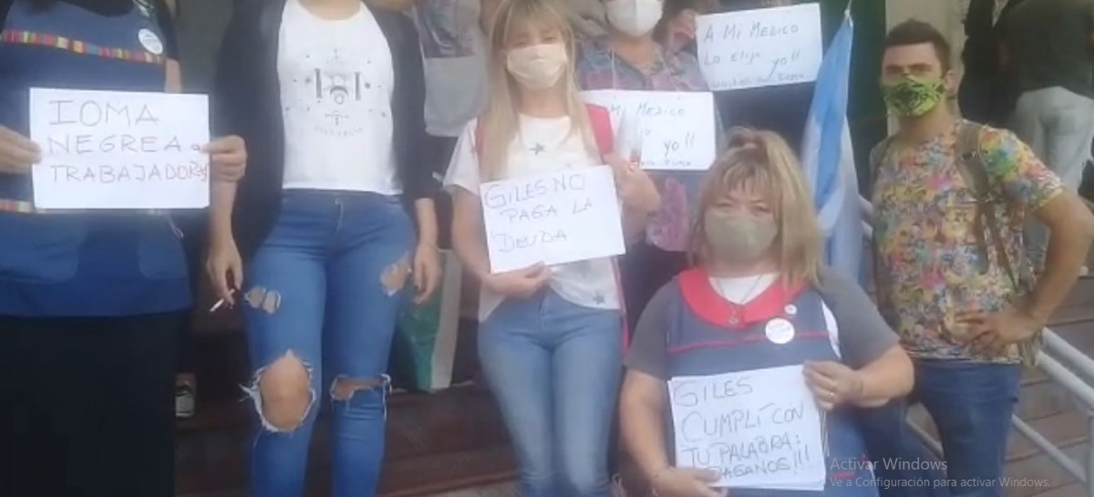 Nueva protesta frente a la sede de IOMA de acompañantes terapéuticas y cuidadoras domiciliarias