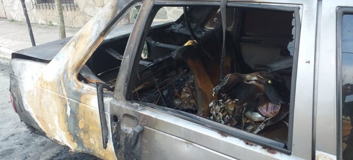 Ensenada: casi de manera sincronizada, les incendiaron los autos a dos policías