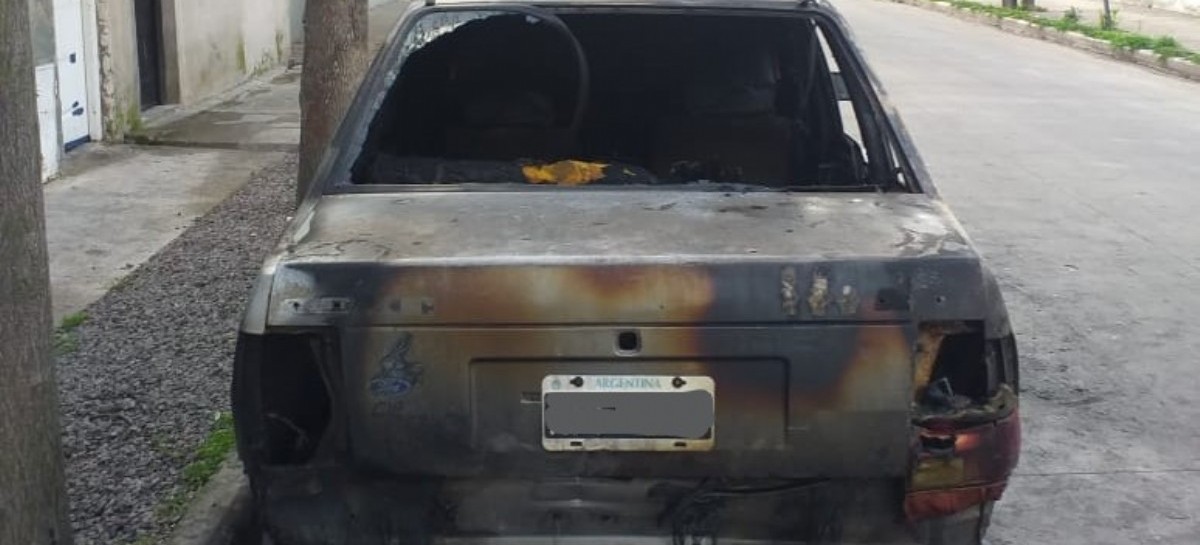 Ensenada: casi de manera sincronizada, les incendiaron los autos a dos policías