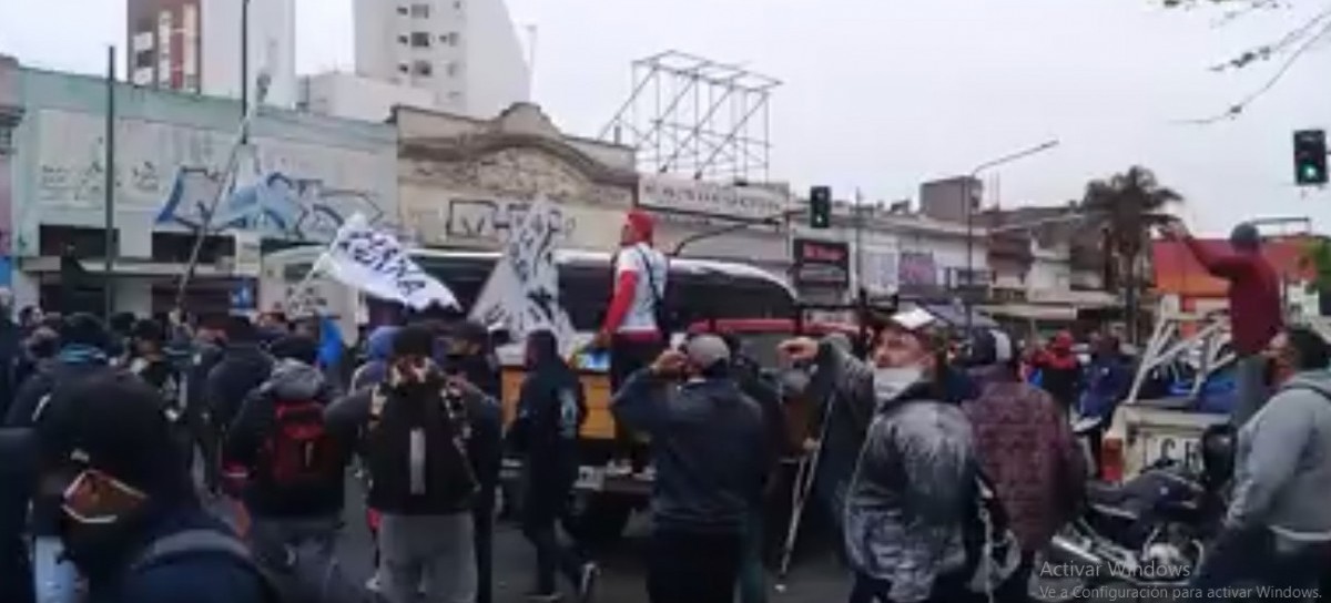 De nuevo en una estación de trenes: seguidores del "Pata" Medina atacaron un obrador de La Plata