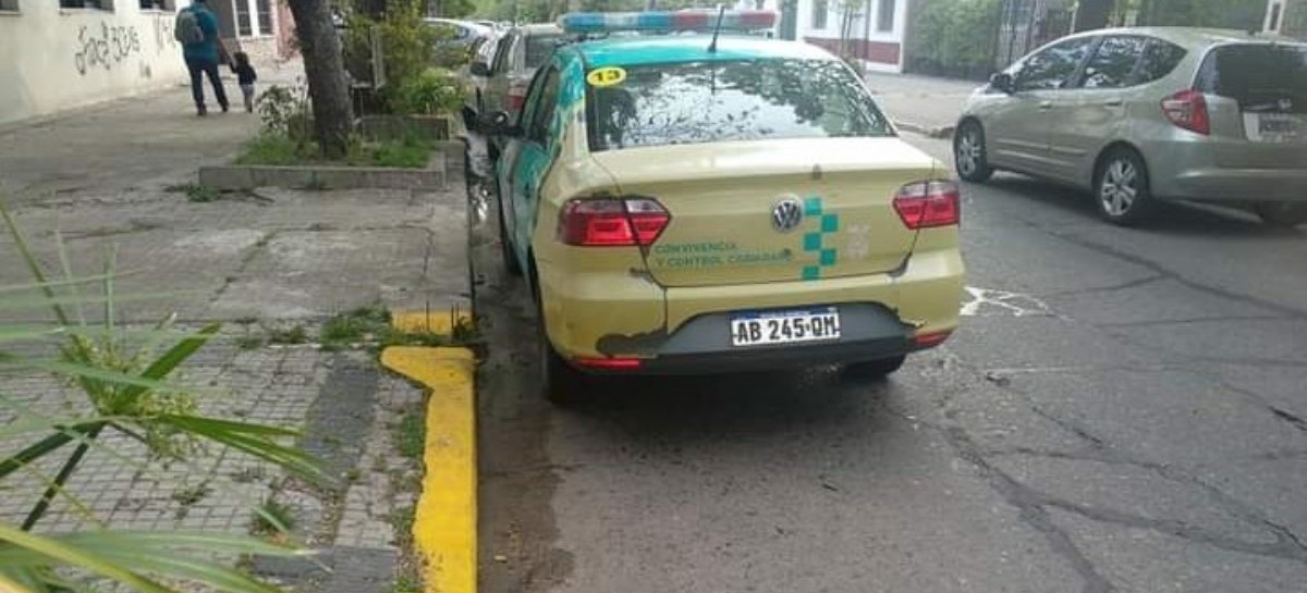 Descontrol urbano en La Plata: vehículo oficial estaciona donde quiere y causa indignación vecinal