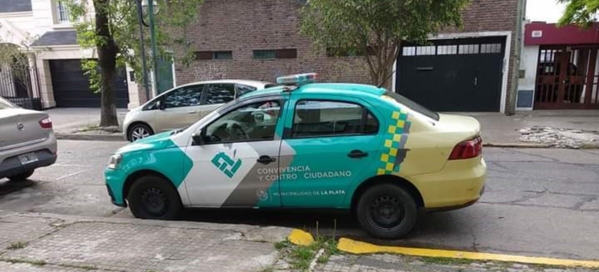 Descontrol urbano en La Plata: vehículo oficial estaciona donde quiere y causa indignación vecinal