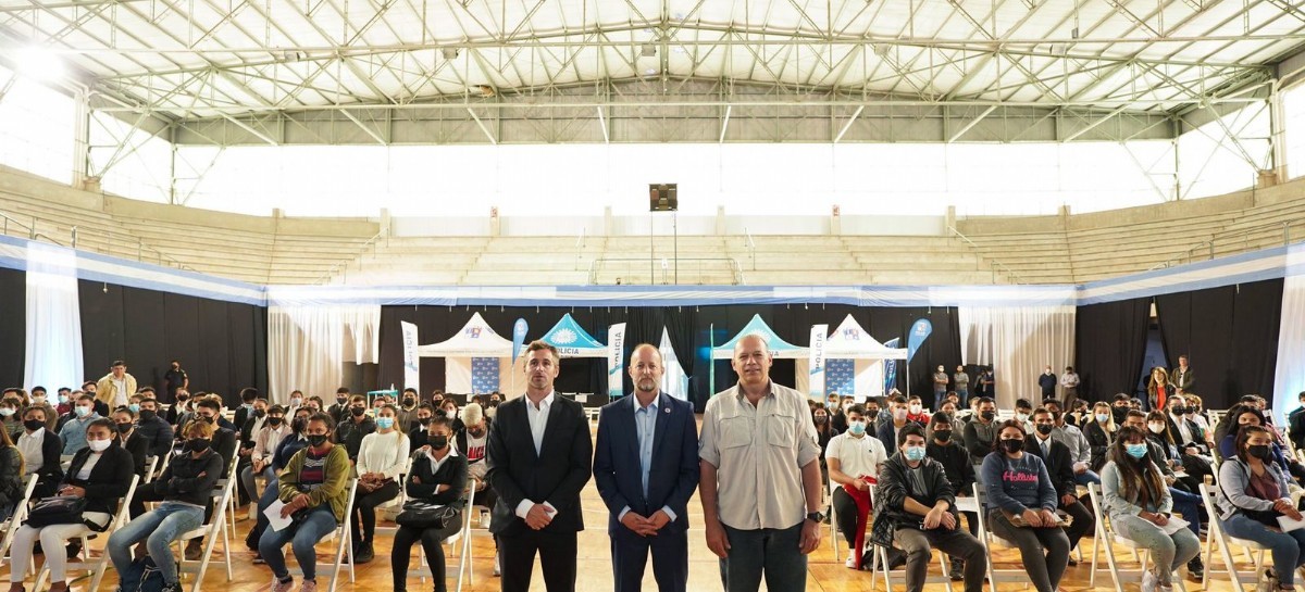 Pilar: Insaurralde, Berni y el intendente Achával, en la inscripción de aspirantes a la Policía