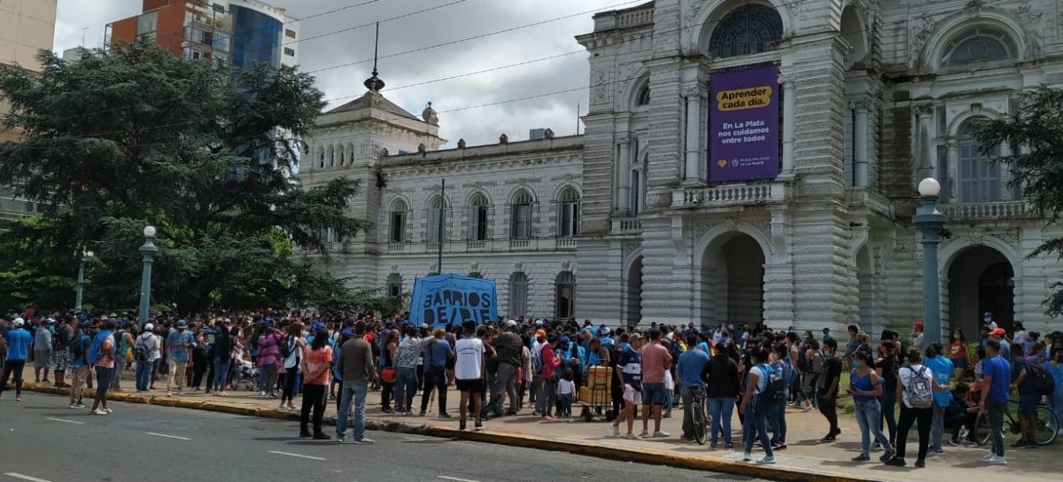 Un pollo por cada comedor cada quince días: duros cuestionamientos al intendente Julio Garro