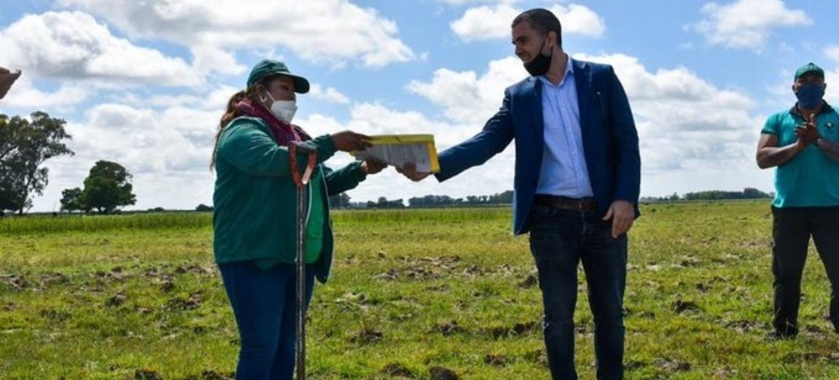 Castelli: el intendente Echarren entregó 22 hectáreas a la Unión de Trabajadores de la Tierra