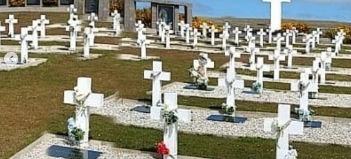 Islas Malvinas: Una bandera del Astillero Río Santiago llegó al cementerio argentino de Darwin