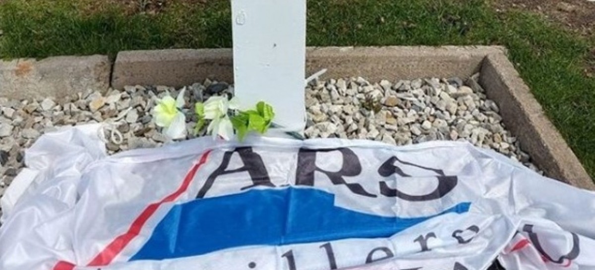 Islas Malvinas: Una bandera del Astillero Río Santiago llegó al cementerio argentino de Darwin