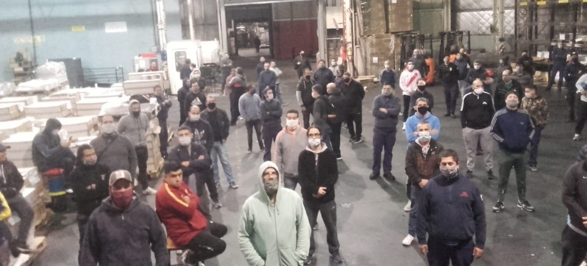 Avellaneda: trabajadores de la Gráfica Morvillo están en huelga por falta de pago de sus salarios