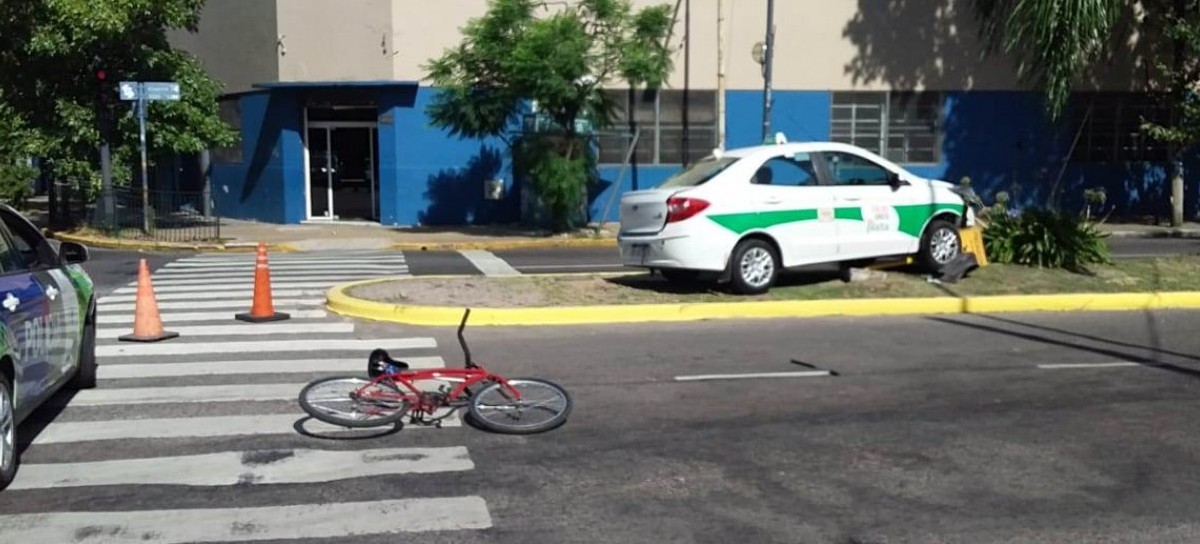 Para no atropellar a un ciclista, el taxista subió a la rambla y chocó una llave maestra de gas