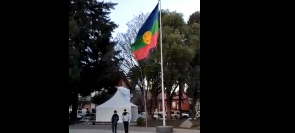 En una plaza de San Martín de los Andes flamea una bandera mapuche más grande que la de Argentina