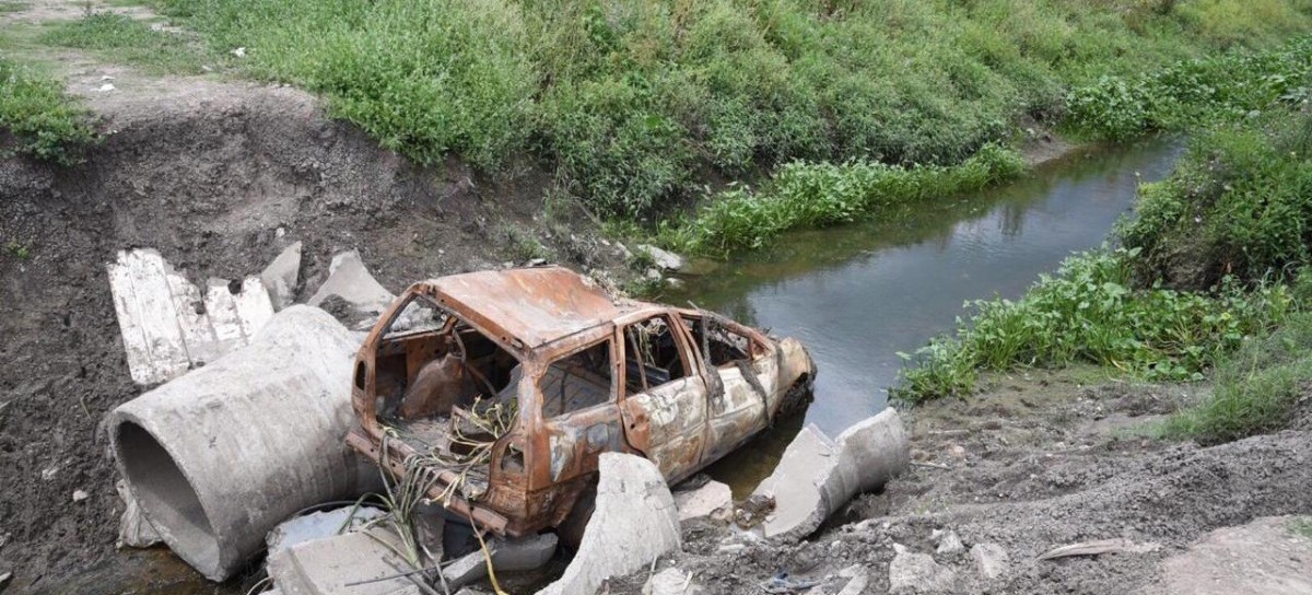 El colmo: en La Plata bloquearon el desagüe de un canal con un auto