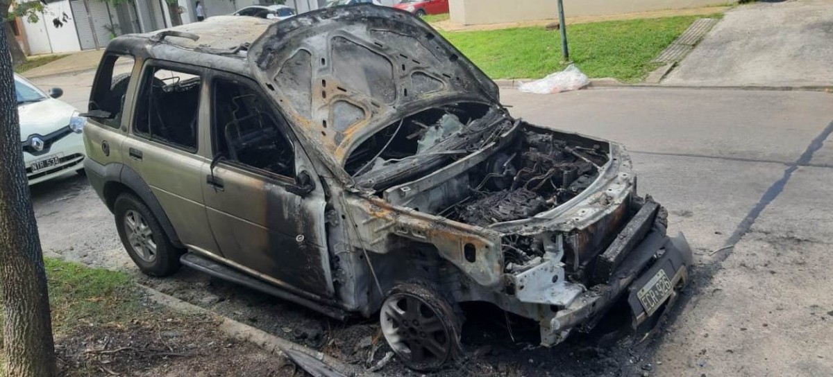 Con muchas dudas de los vecinos de las víctimas, denuncian el retorno de "quemacoches" en La Plata