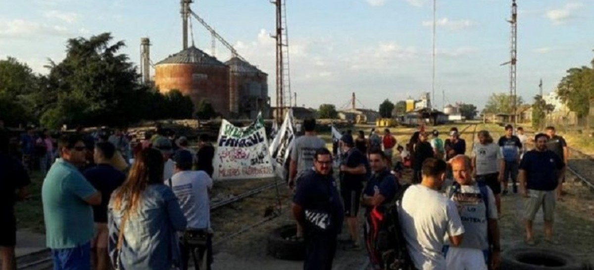 Azul: Ex trabajadores de Fanazul cortaron la vía y le pidieron a Vidal que interviniera